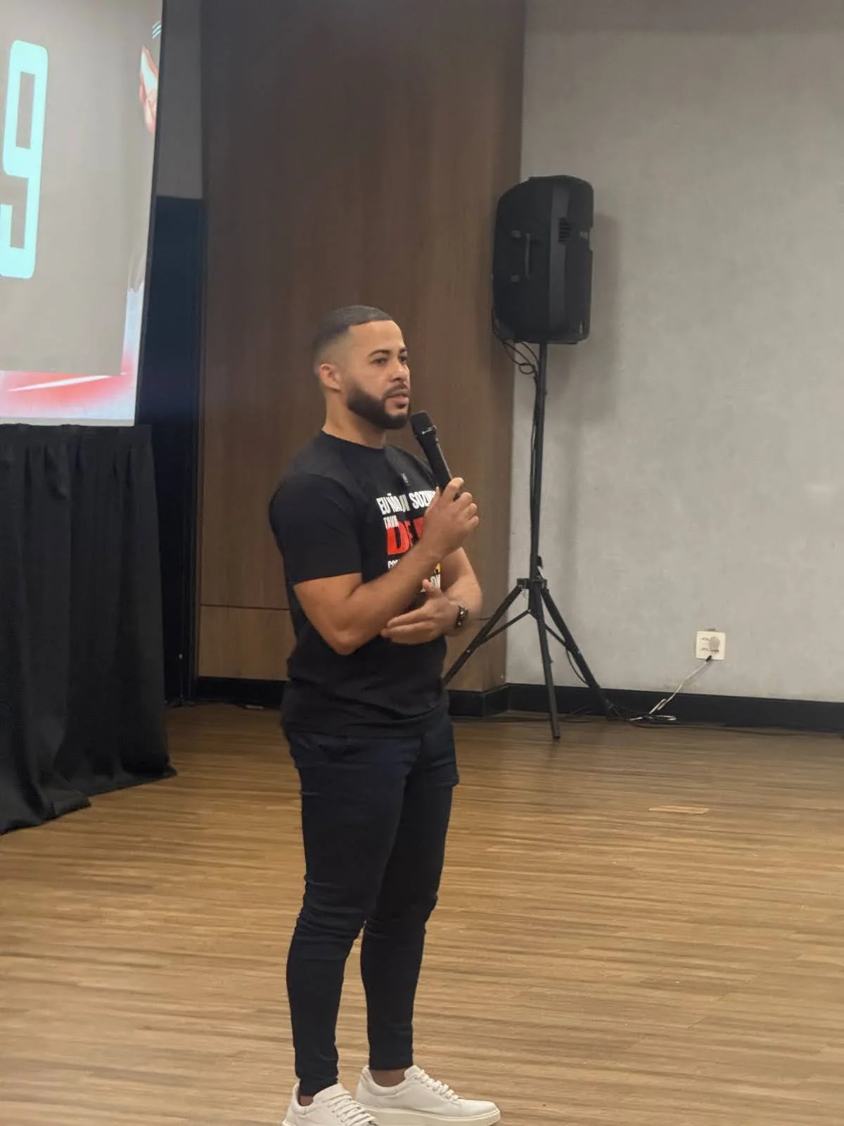 Gleyson Lima apresentando em um workshop